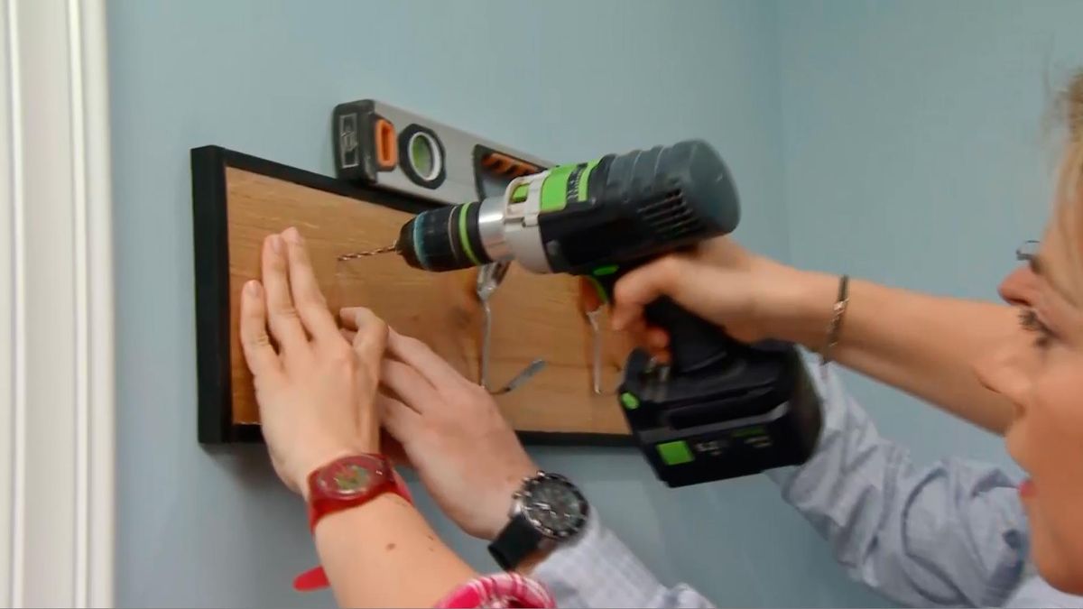 Decogarden 692 Decorar recibidor grande luminoso y actual perchero pared