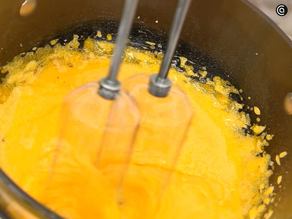 Bate las yemas junto con el azúcar hasta obtener una mezcla cremosa