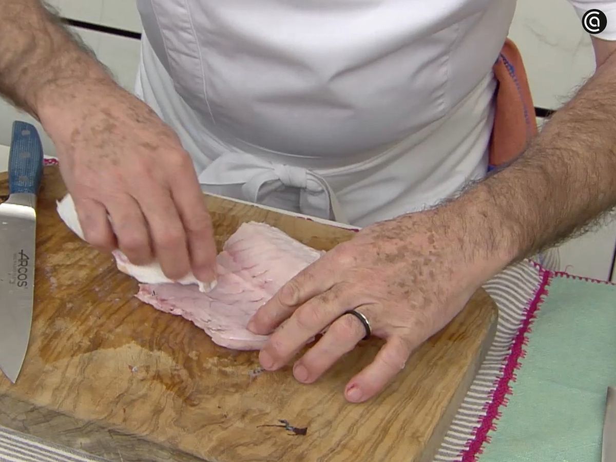 Limpiamos la merluza y con sus espinas elaboramos un caldo casero lleno de sabor