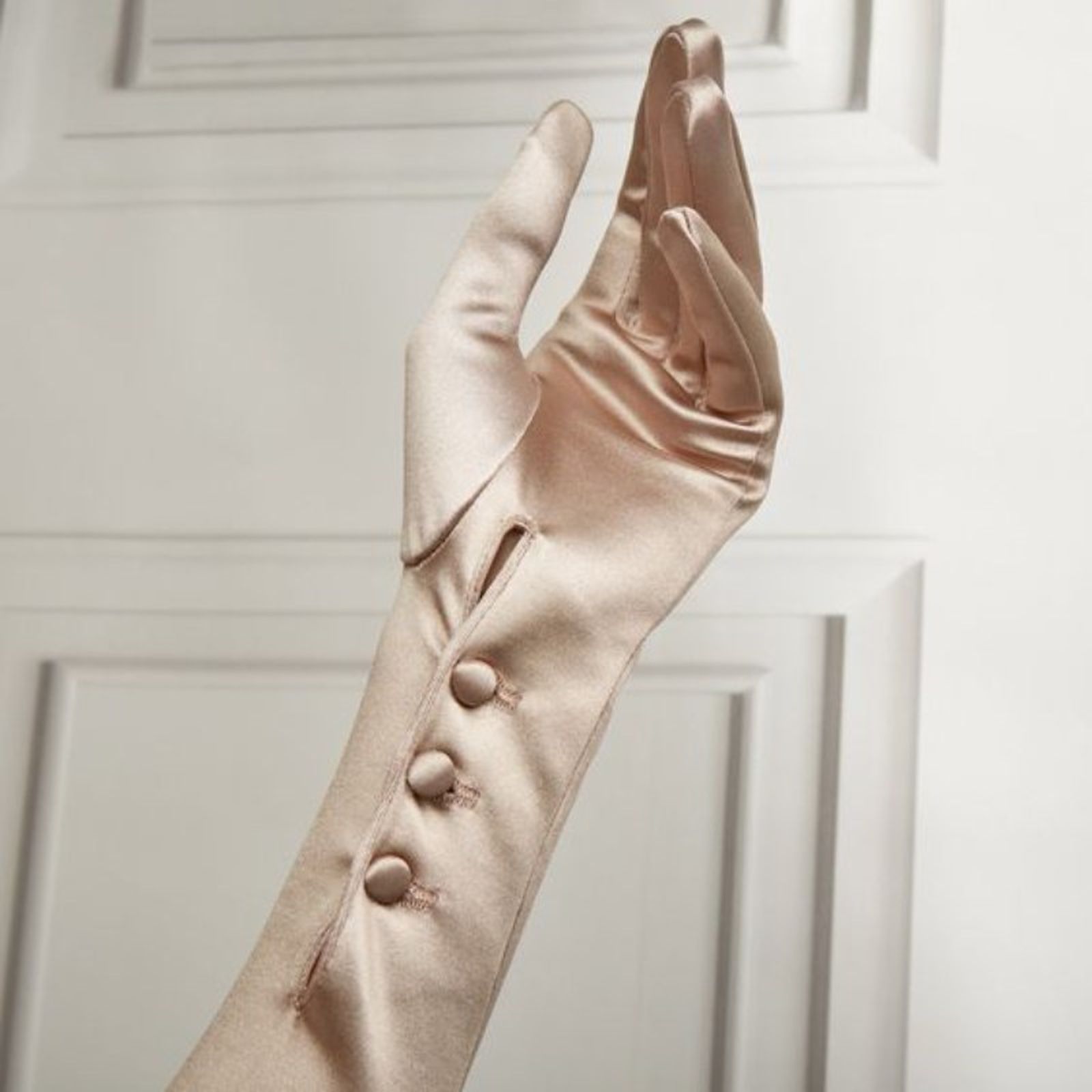 Los guantes de satén largos son perfectos para novias y vestidos largos de fiesta Los guantes de satén largos son perfectos para novias y vestidos largos de fiesta