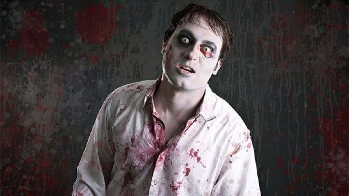 Puedes añadir lentillas de colores a tu maquillaje de zombie