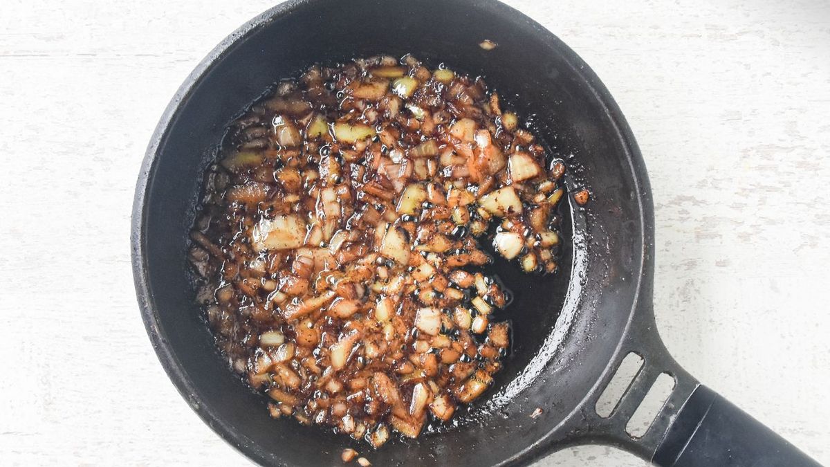 Sofrito de cebolla para salsa de mostaza