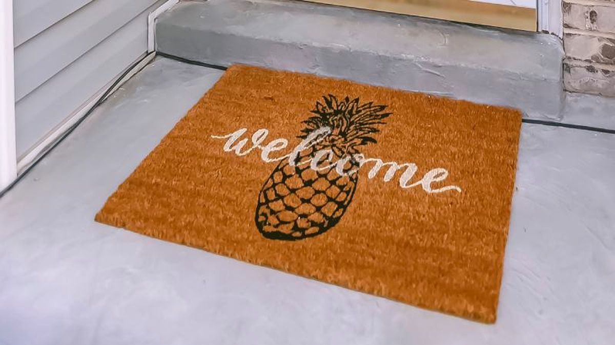 Un felpudo personalizado con un mensaje de bienvenida