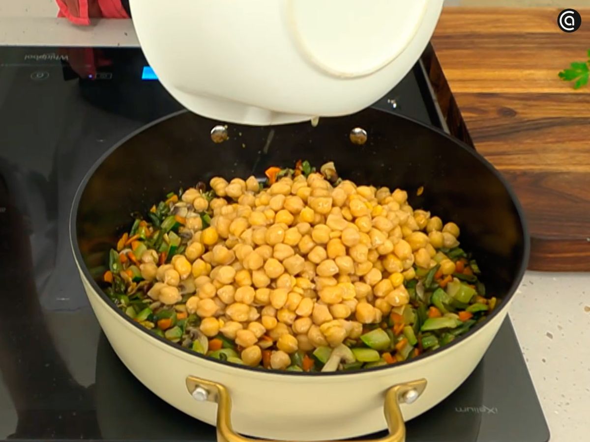 Incorpora los garbanzos cocidos al resto de verduras