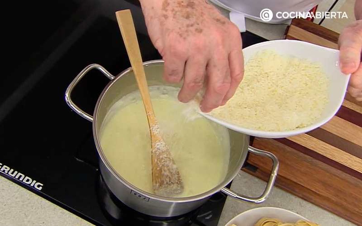 Agrega el queso parmesano rallado