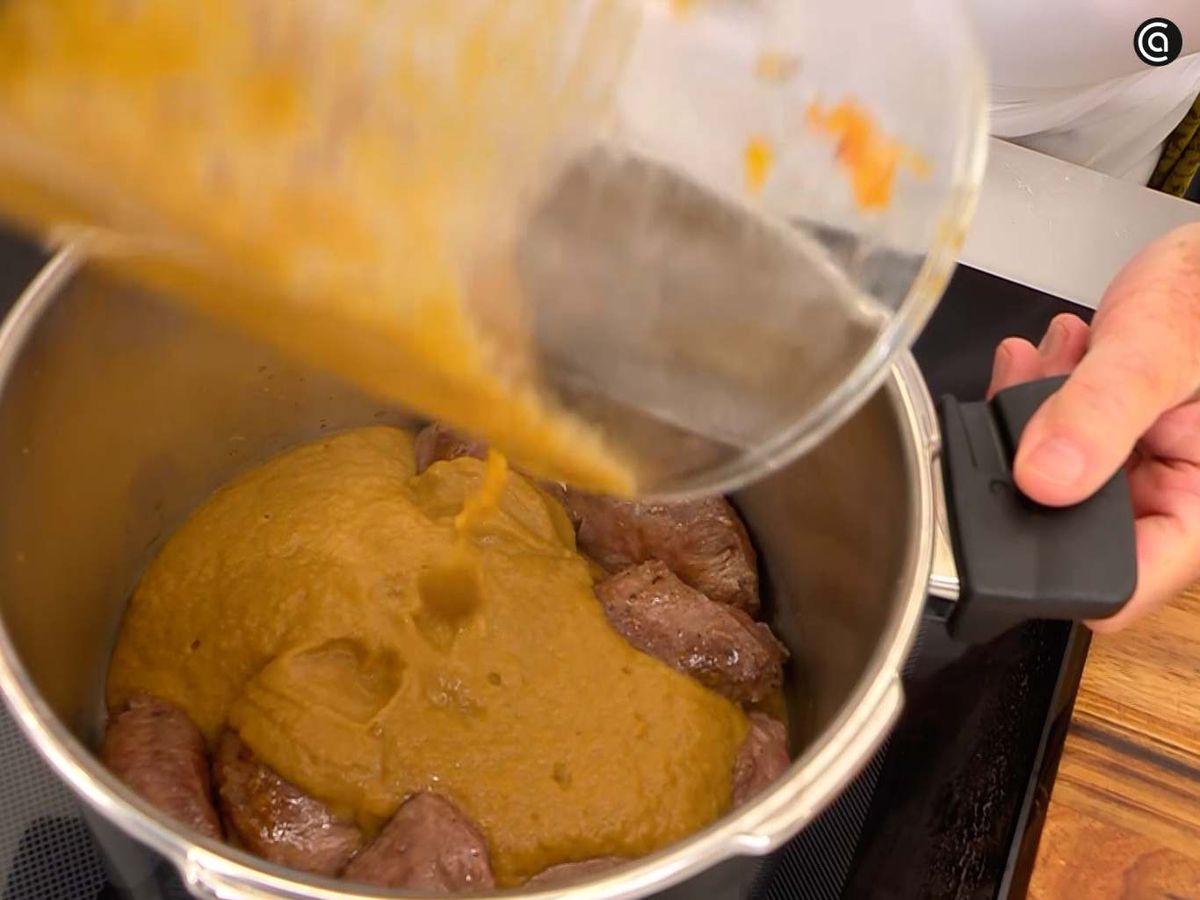 Cocina las carrilleras de cerdo con la salsa