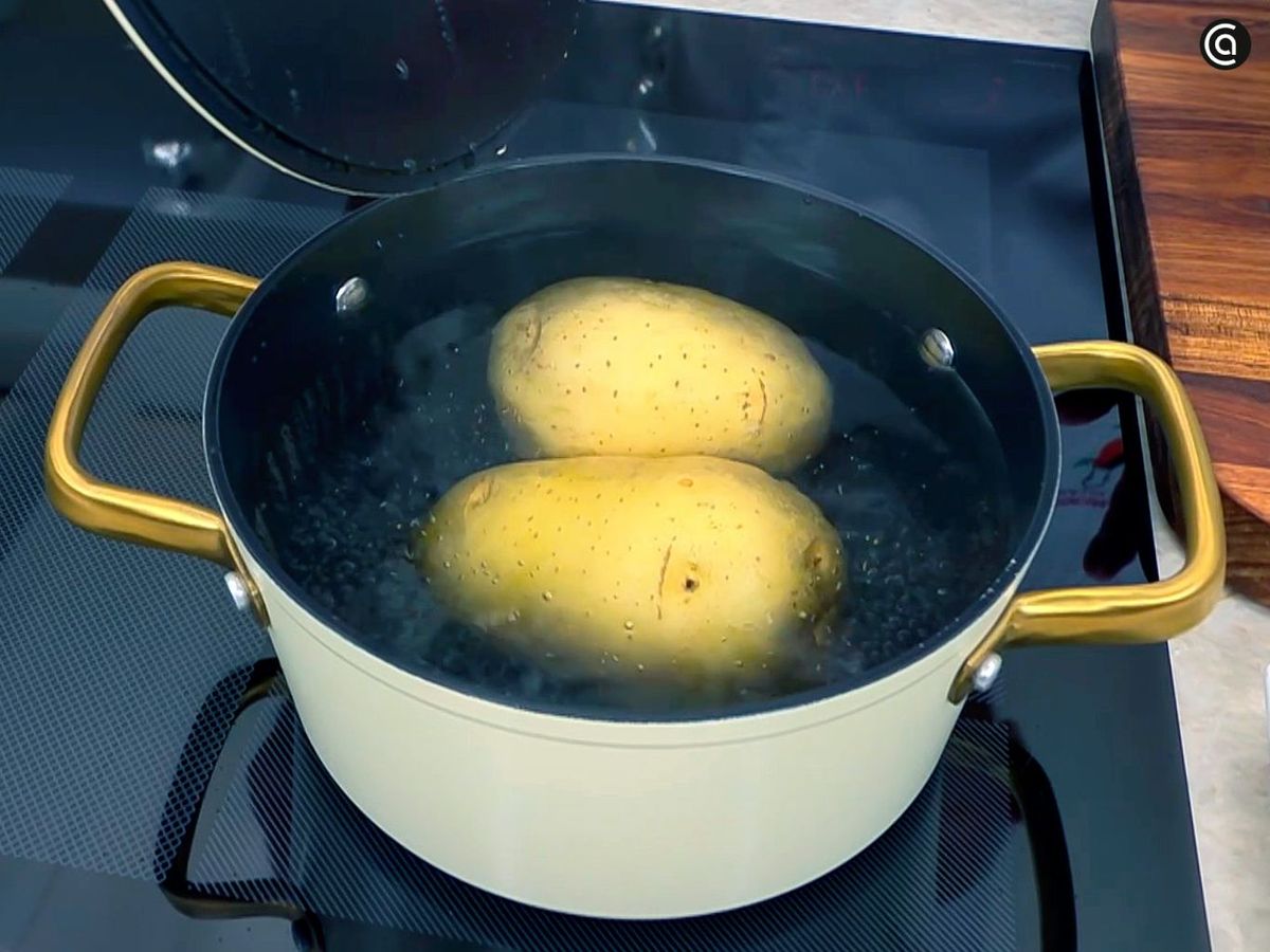 Cocer las patatas para acomapañar los nuggets de merluza y garbanzos