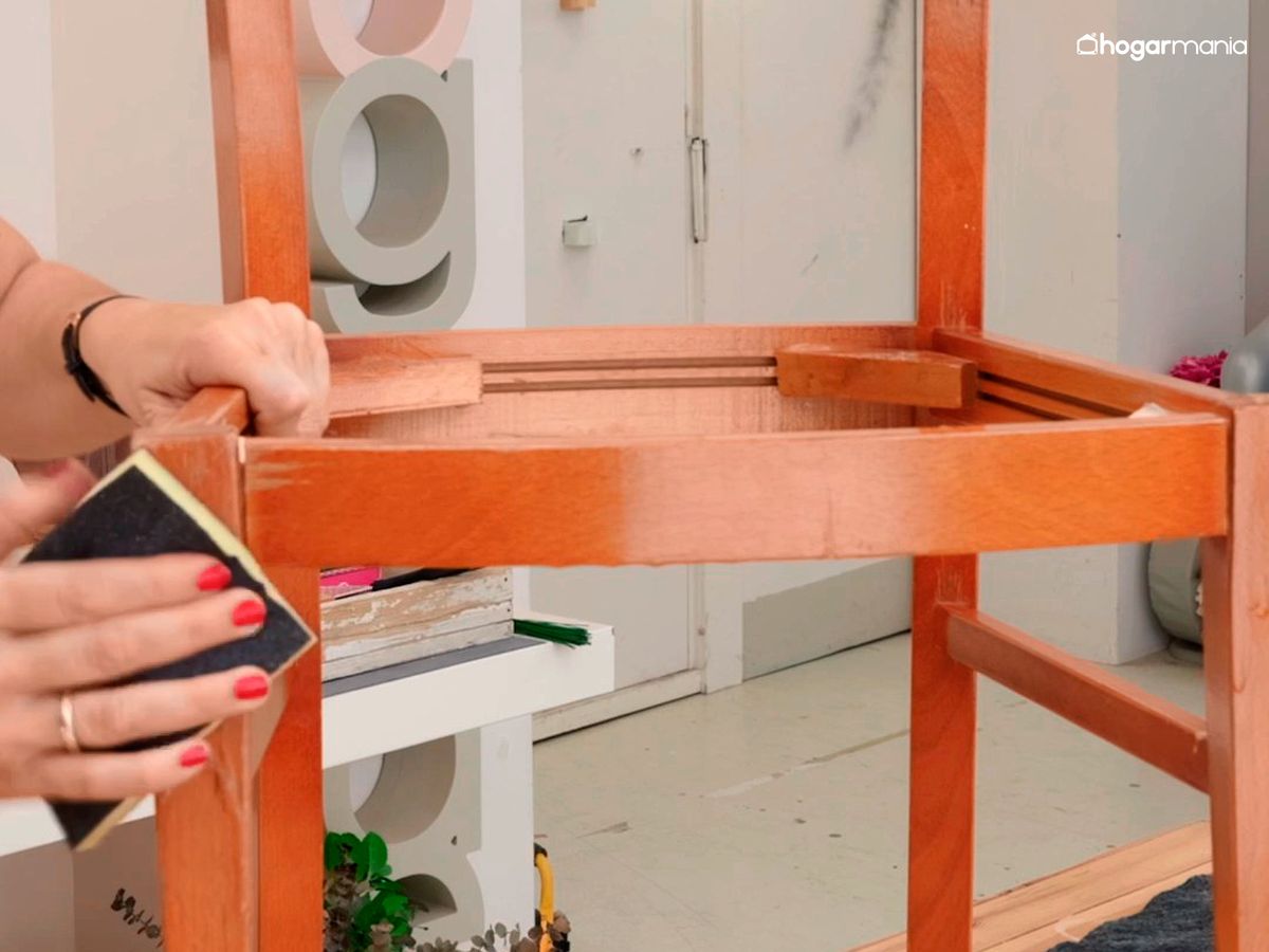 Lija la estructura de la silla para pintarla