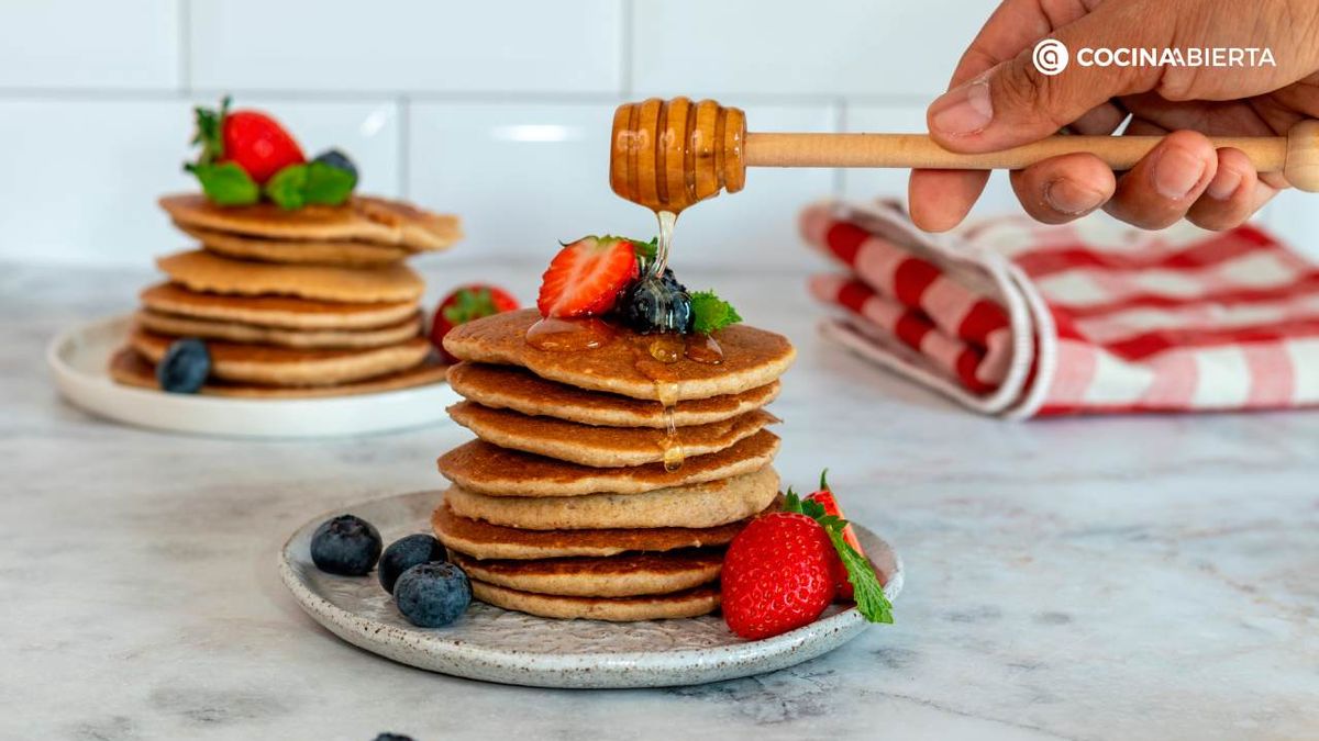 Las tortitas de avena caseras con frutas son una opción saludable para el desayuno