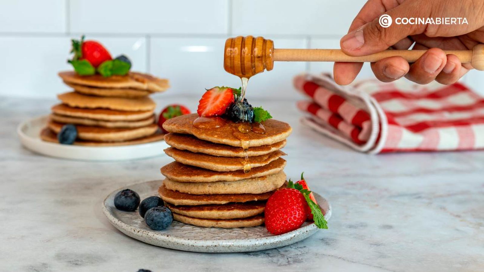 Las tortitas de avena caseras con frutas son una opción saludable para el desayuno