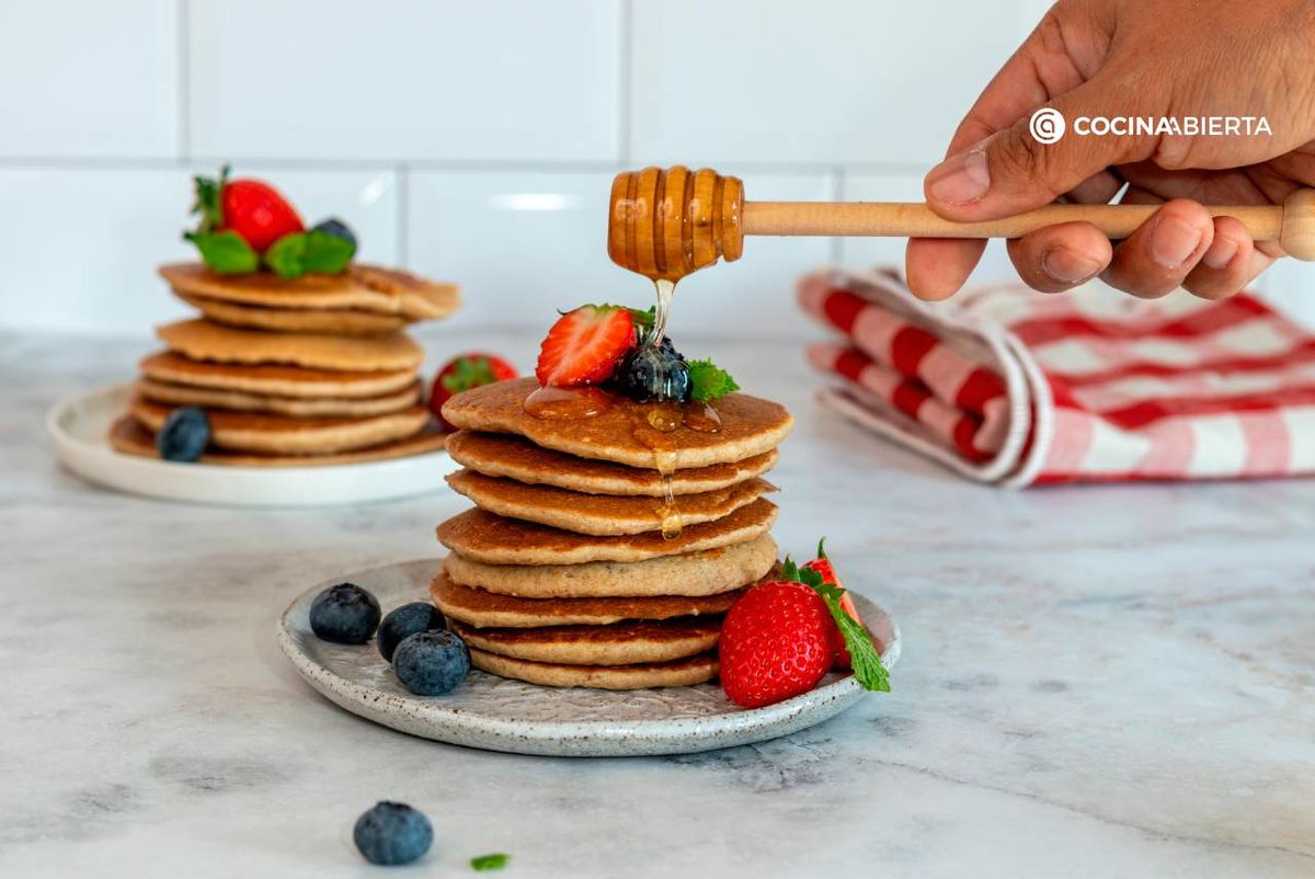 Receta de tortitas de avena caseras con frutas y miel