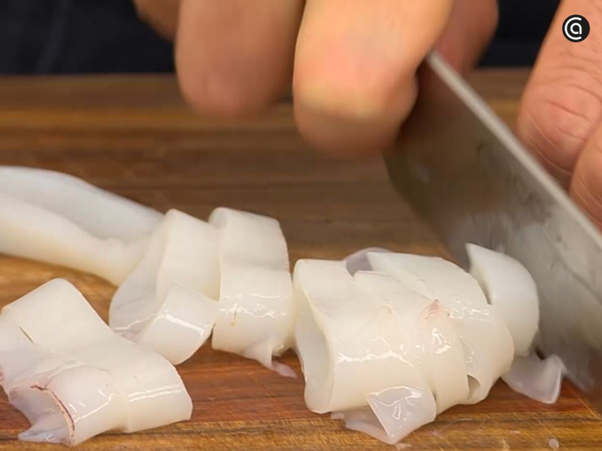 Los chipirones limpios y cortados, listos para un salteado rápido.