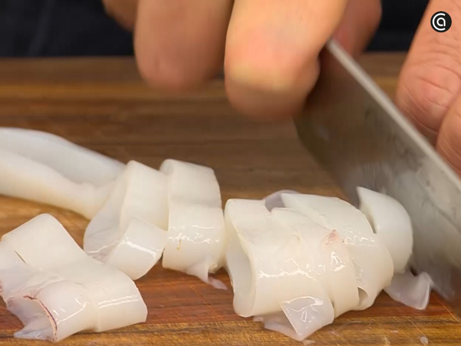 Los chipirones limpios y cortados, listos para un salteado rápido.