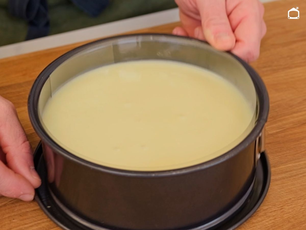 Vierte la mezcla en el molde y llévalo a la nevera