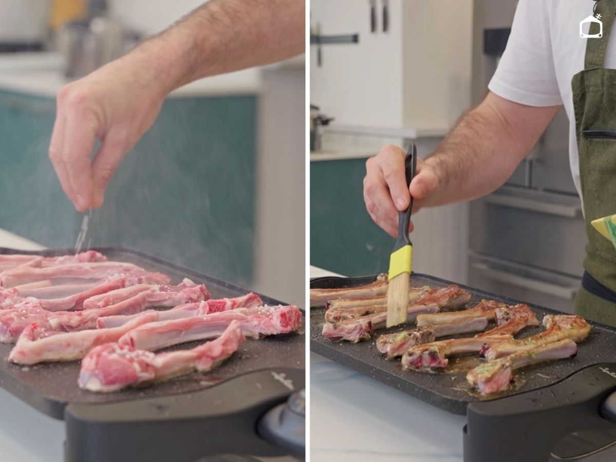 Añade el majado de ajo y perejil sobre las chuletas de cordero