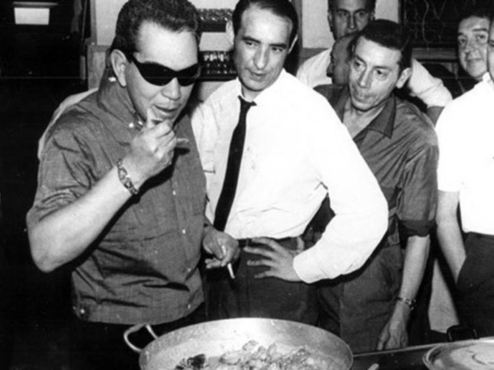 El actor mexicano Cantinflas, durante su visita a una sociedad gastronómica vasca en 1964.