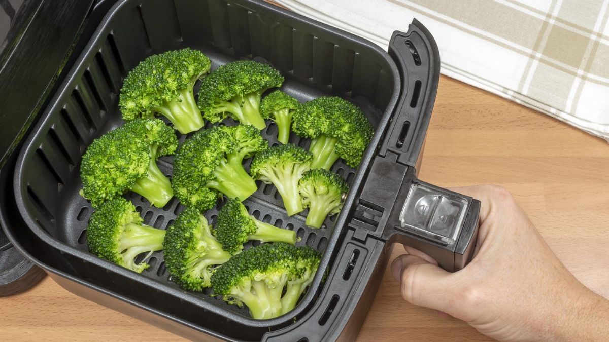 No llenar en exceso la bandeja de la freidora de aire es clave