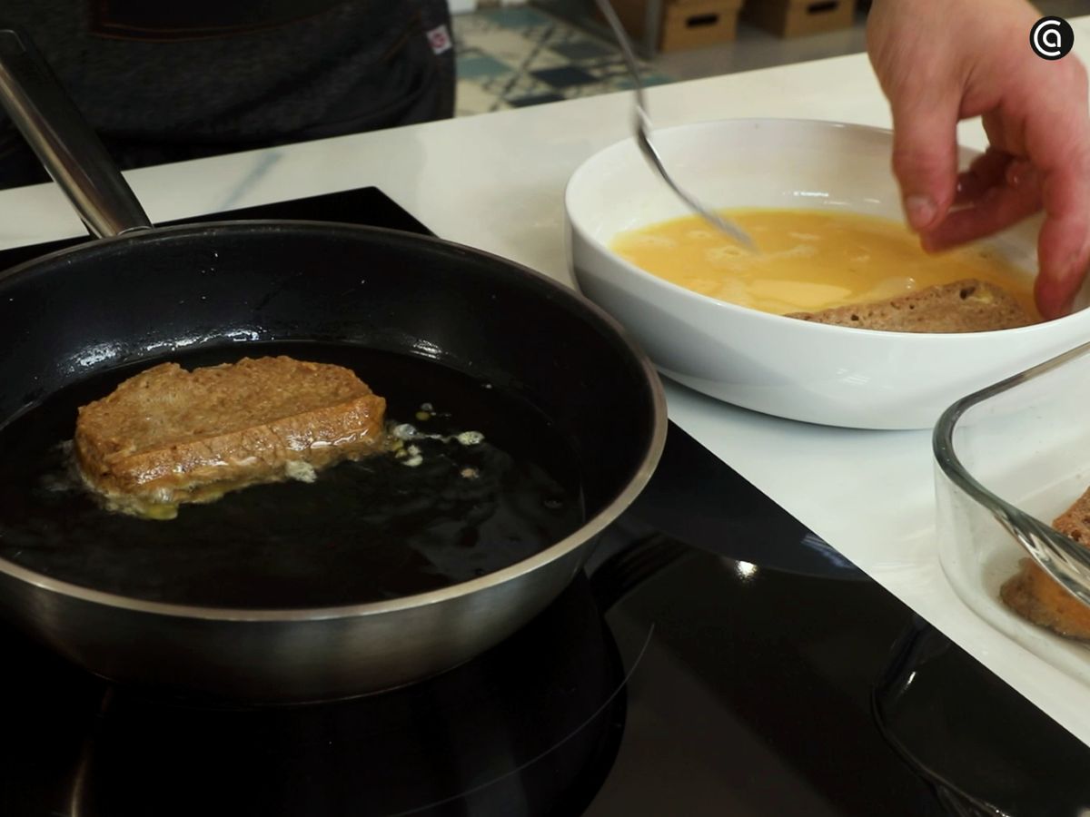 Fríe las torrijas de café hasta que estén doradas y crujientes