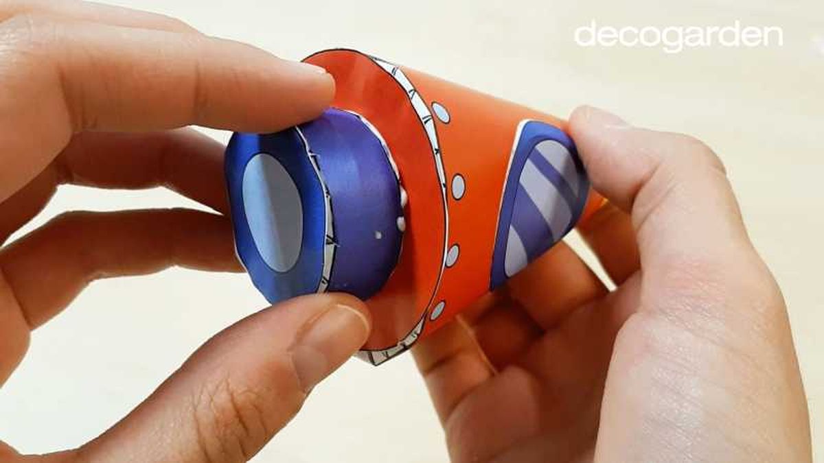 Sexto paso para hacer un cohete de papel.