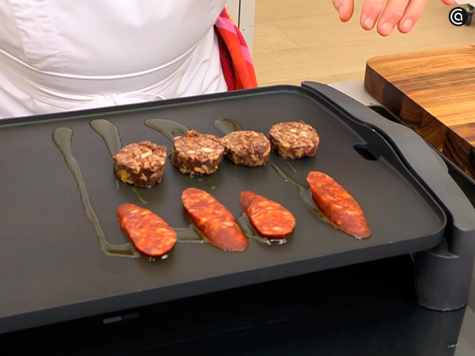 Dora en la plancha el chorizo y la morcilla de Burgos y sírvelos bien calientes