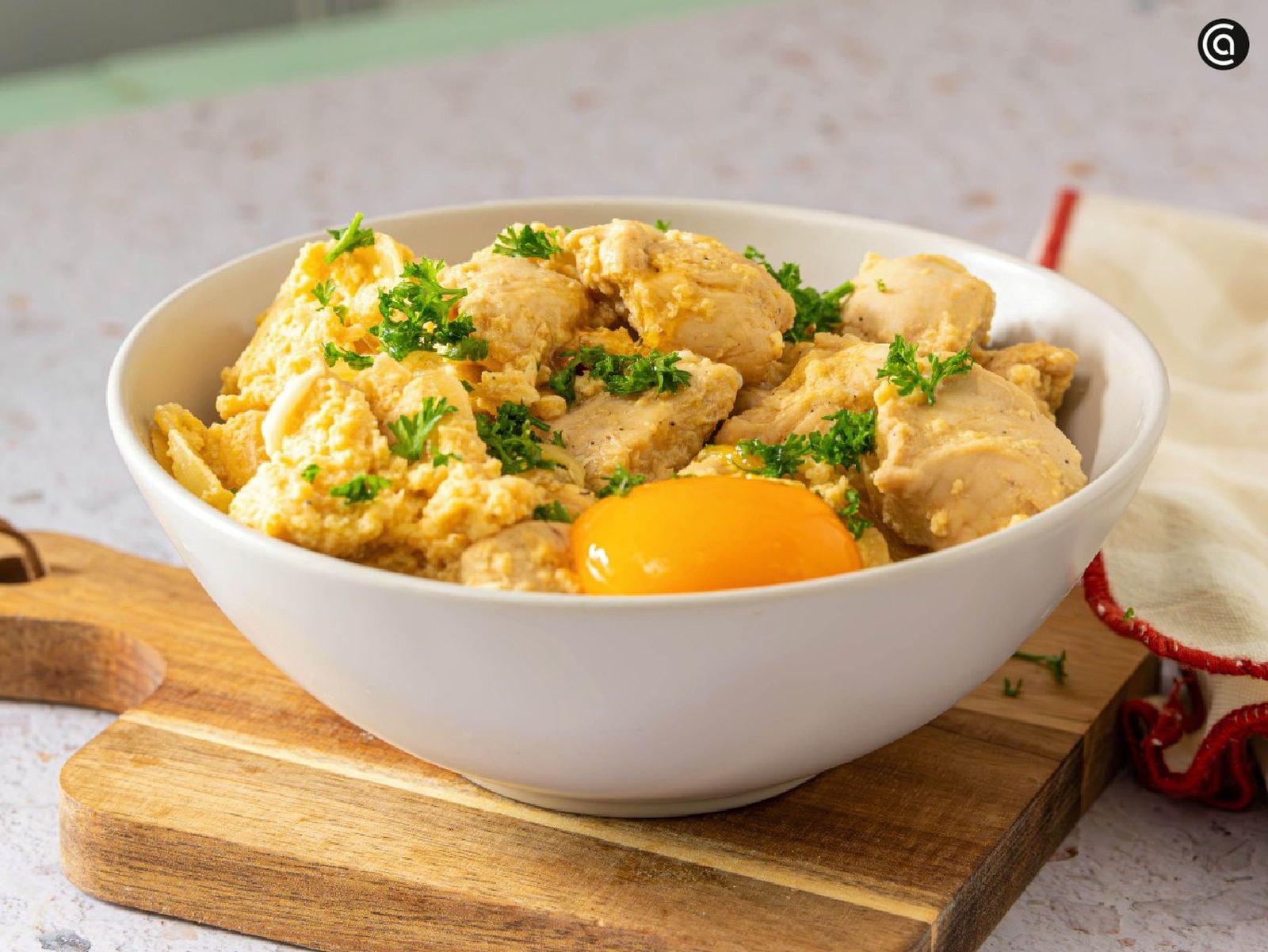 El nombre oyakodon significa 'madre e hijo' en japonés, en referencia al pollo y el huevo