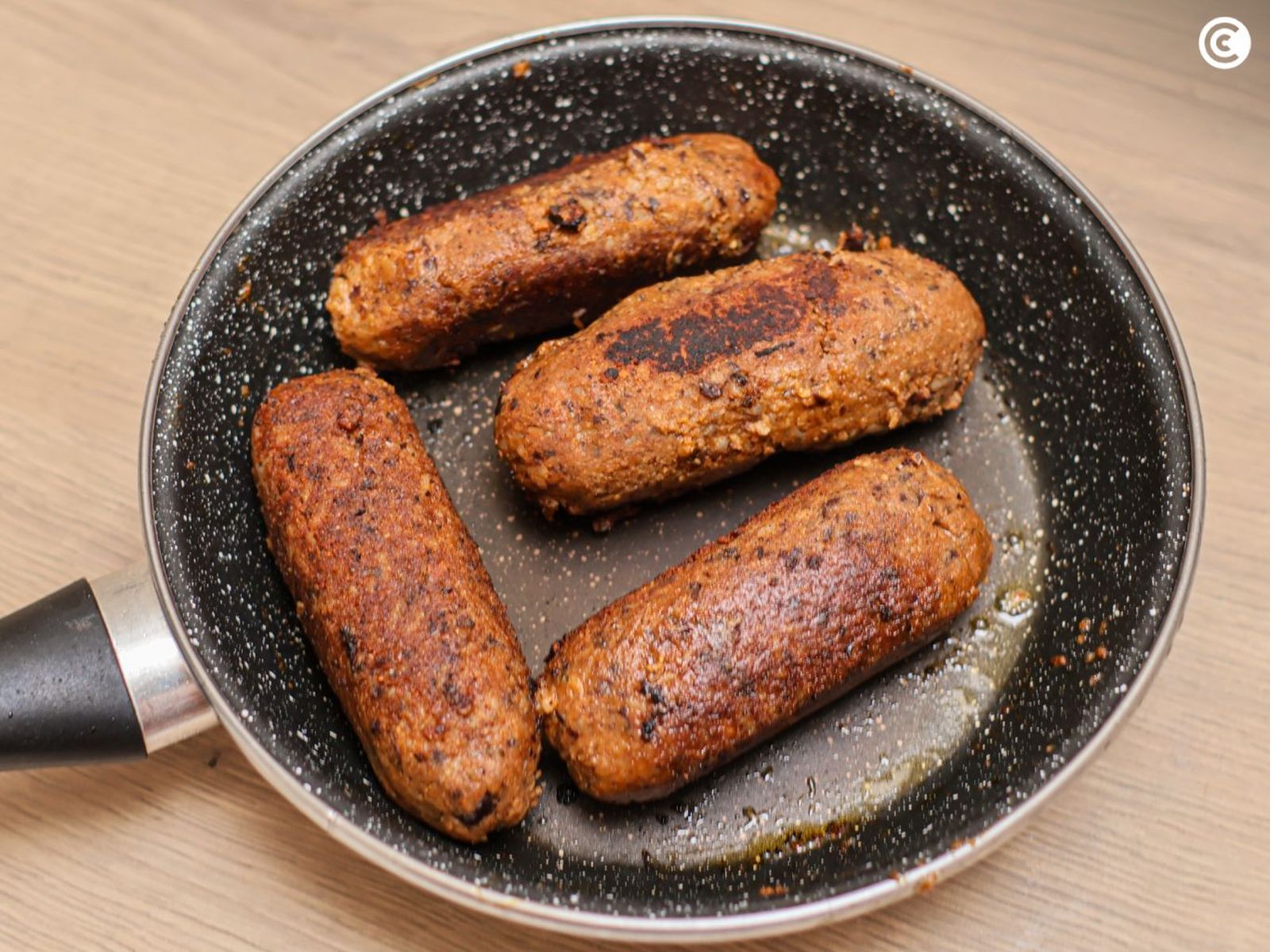 Dorar los chorizos veganos en la sartén Dorar los chorizos veganos en la sartén