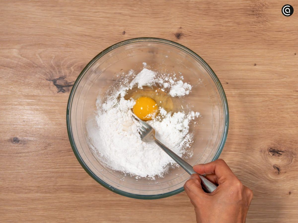 Bate el huevo con las dos cucharadas de almidón de tapioca