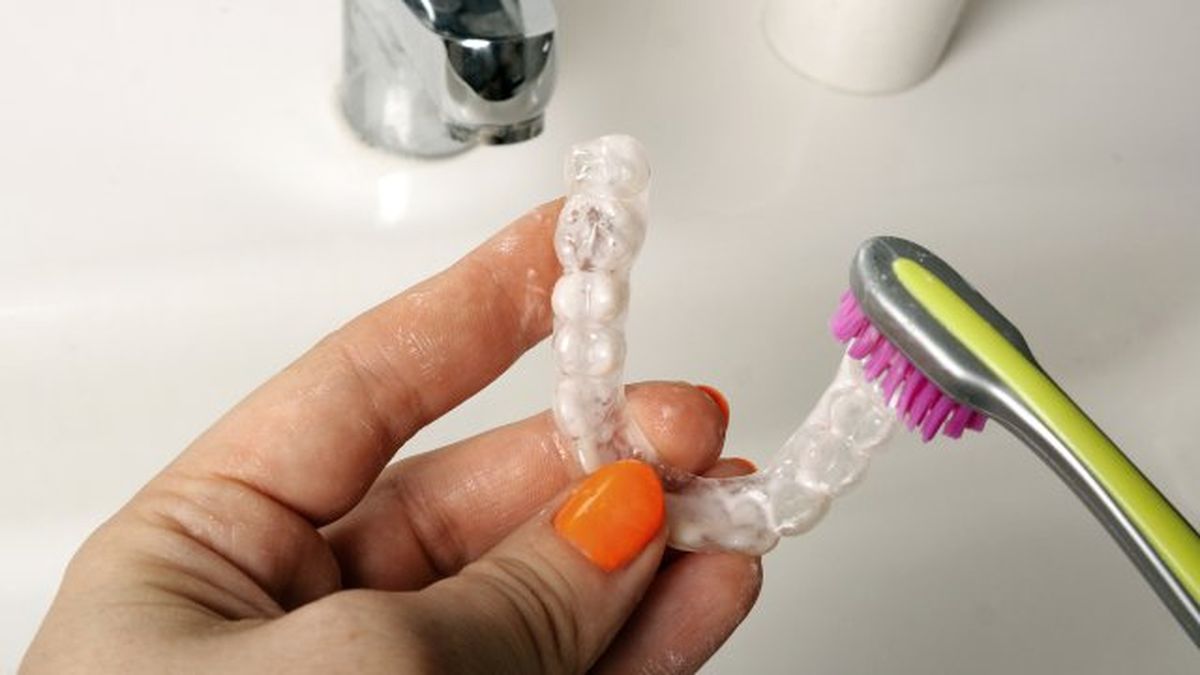 como limpiar ferula dental retenedor
