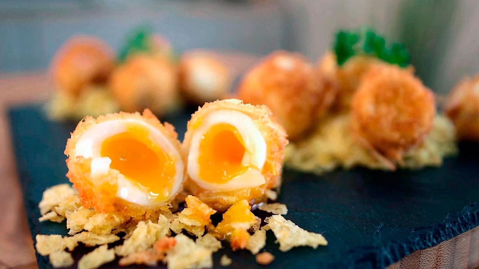 Huevos de codorniz rebozados con almendra Huevos de codorniz rebozados con almendra