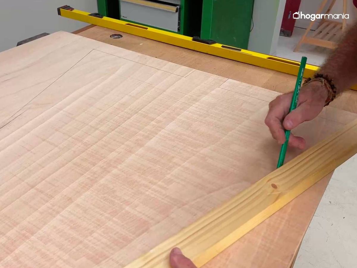 Dibuja la silueta de un árbol