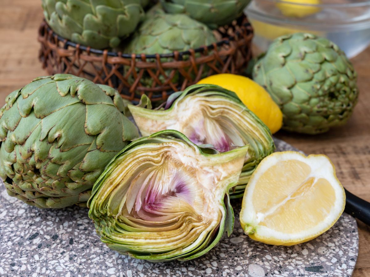 Alcachofas frescas recién cortadas y listas para empezar la receta.