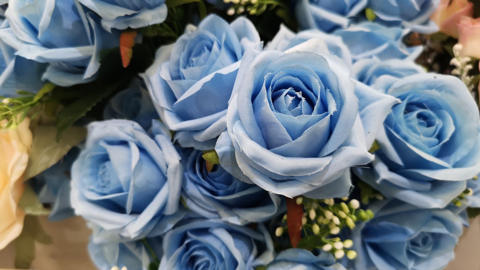 La seda es el material más popular para hacer flores artificiales