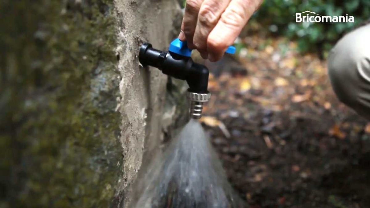 Un grifo antihielo en el jardín