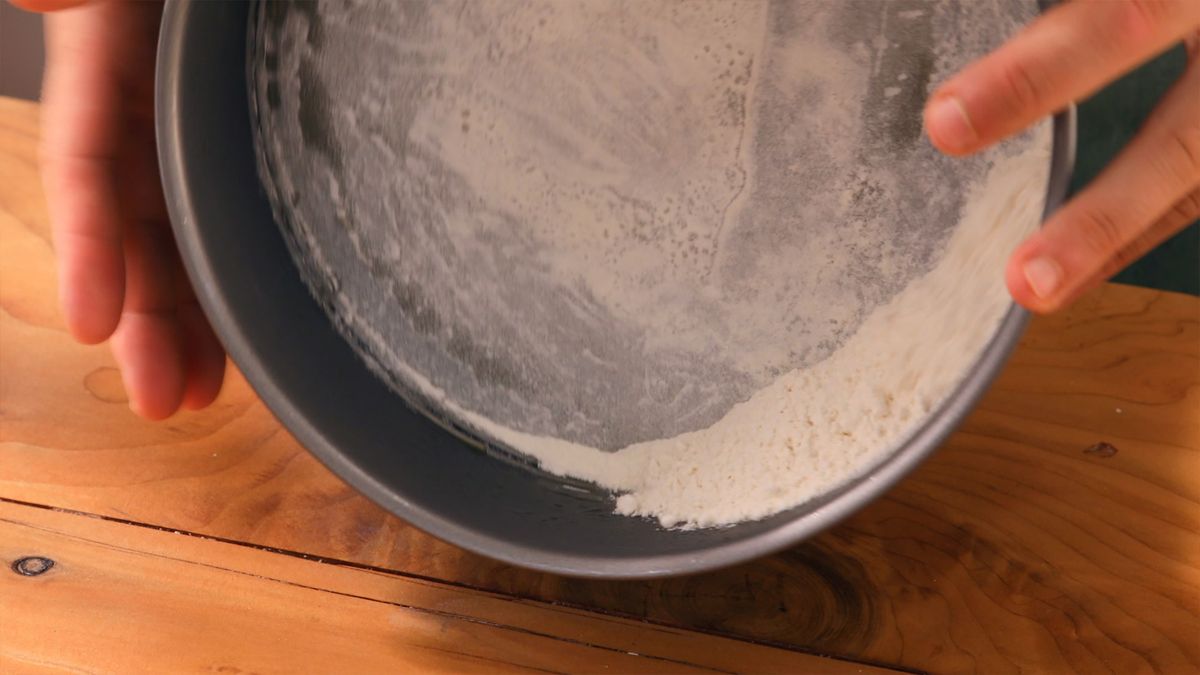 Engrasar el molde asegura que el bizcocho se desmolde fácilmente