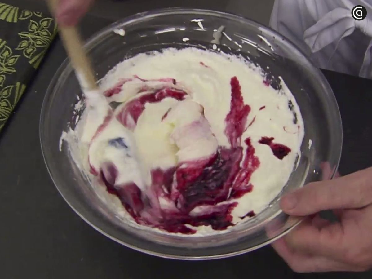 Mezcla las claras con la nata, el yogur y las moras