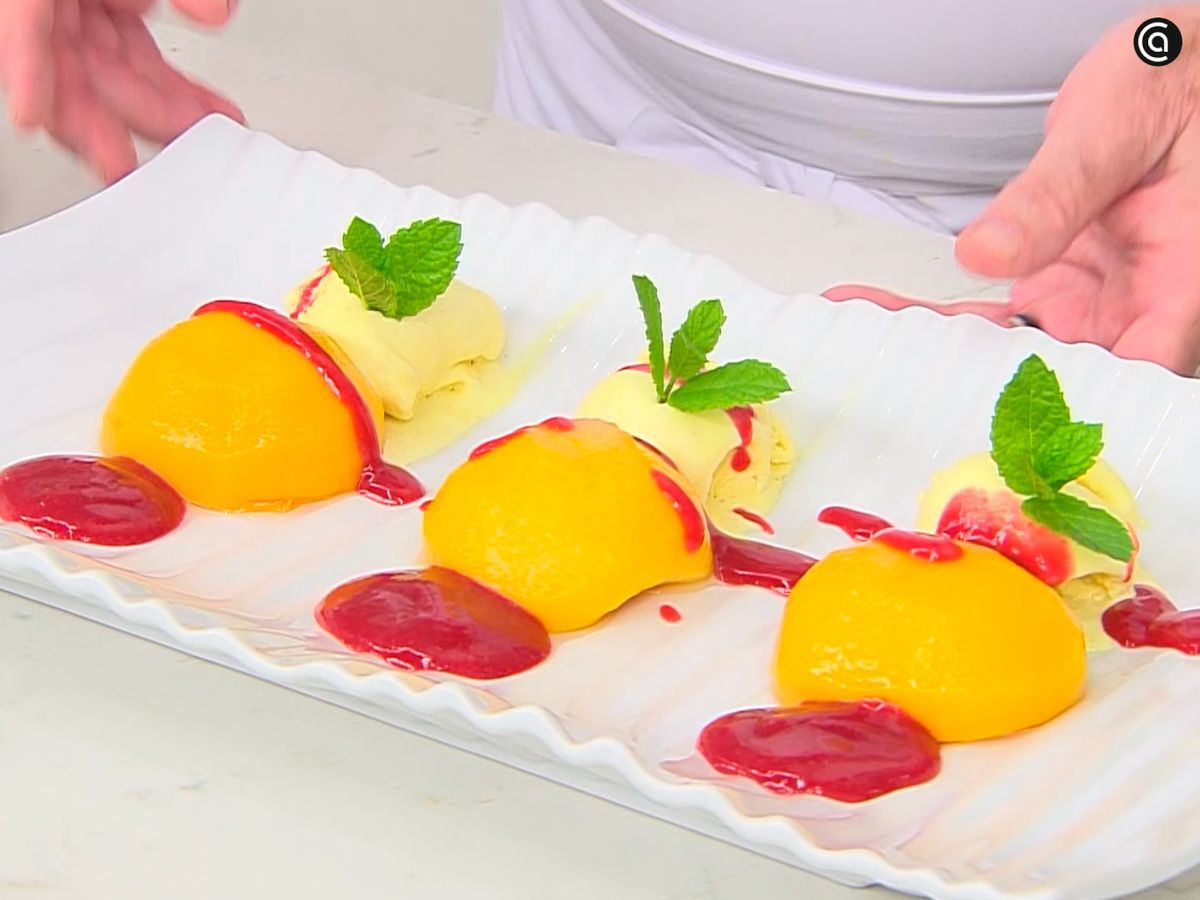 Acompaña los melocotones con helado, cúbrelos con coulis y decora con menta