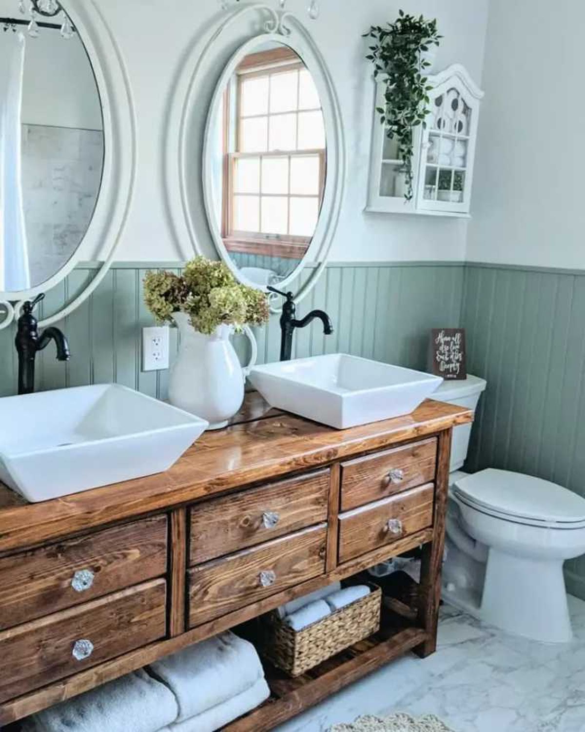 Baño cottage con decoración de estilo cottage.