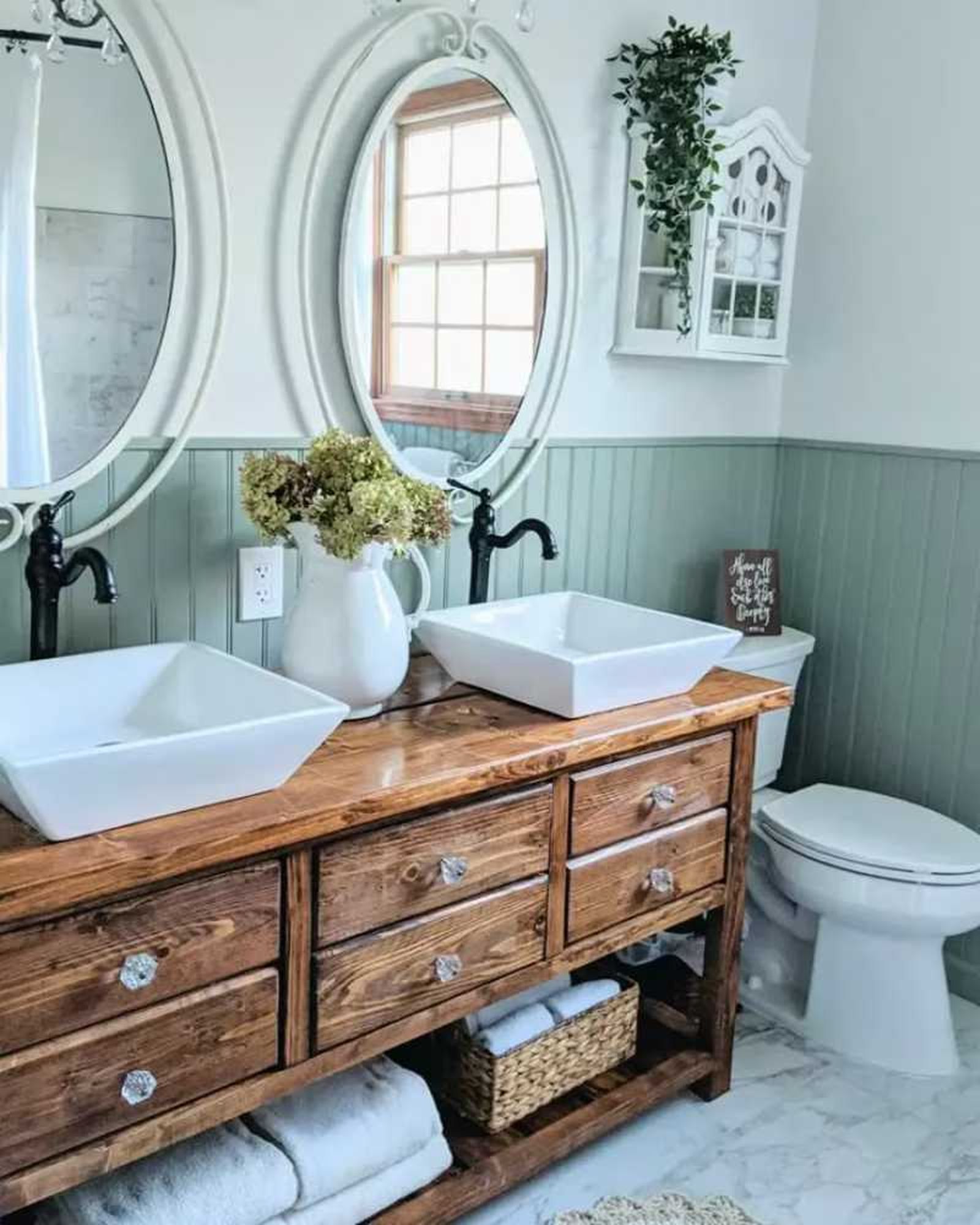 Baño cottage con decoración de estilo cottage. Baño cottage con decoración de estilo cottage.