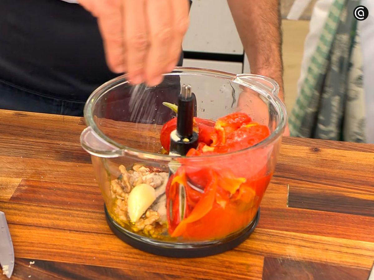 Pon todos los ingredientes en el procesador para triturar