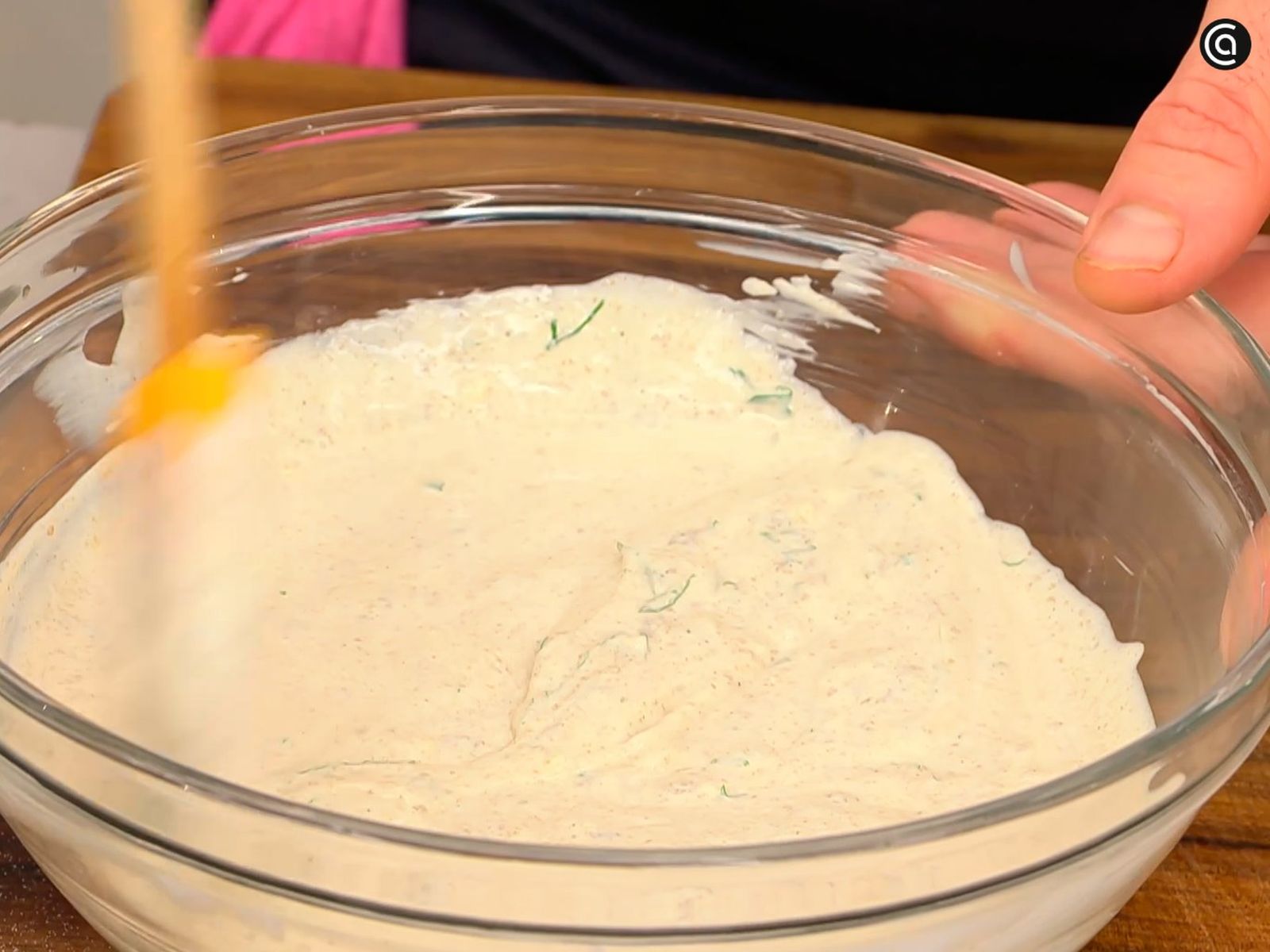 Junta los ingredientes y remueve hasta obtener una salsa de yogur griego cremosa