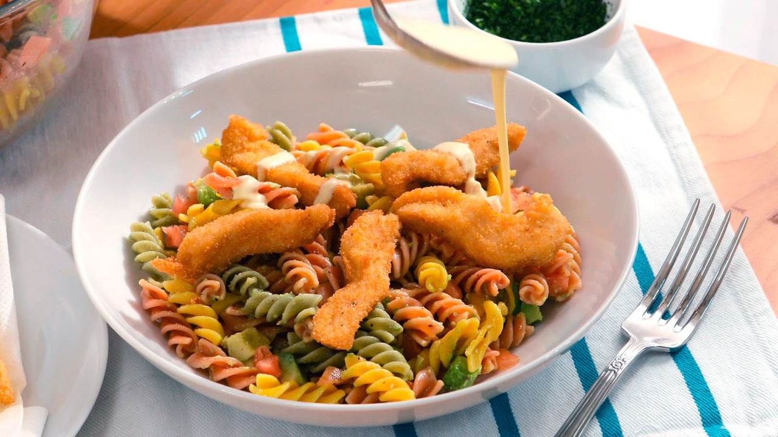 Sirve con unas tiras de pollo y salsa por encima Ensalada de pasta Paso 7