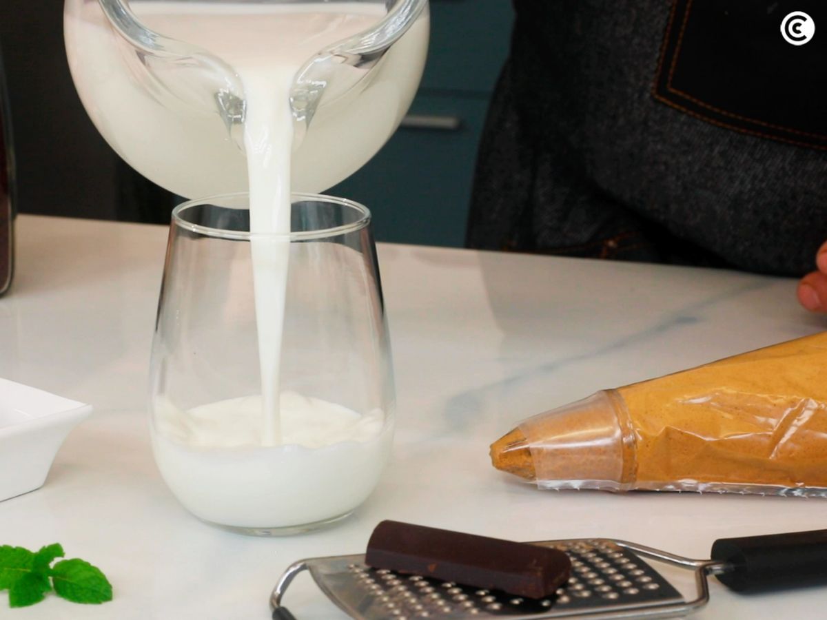 Sirve la leche en las tazas