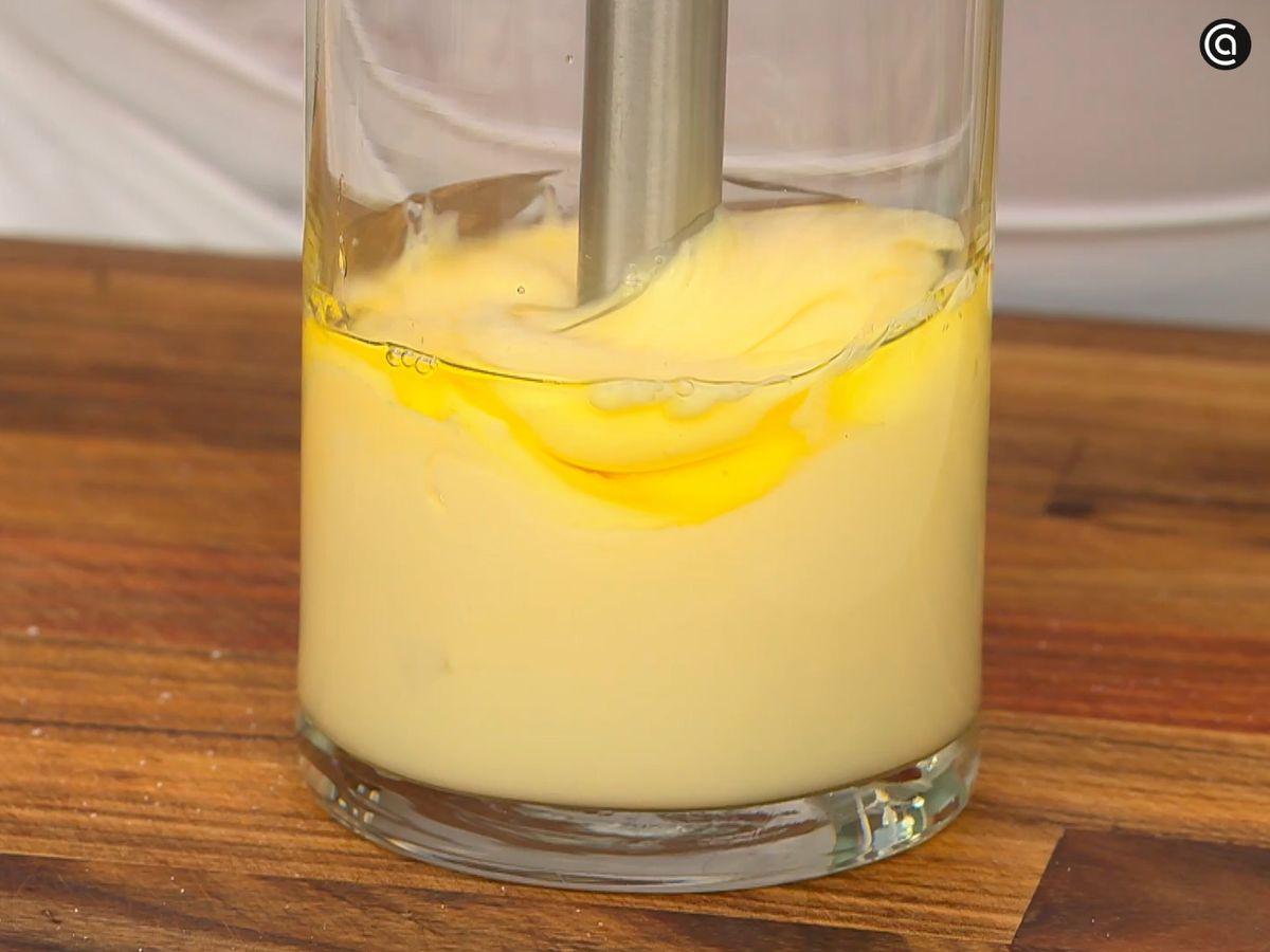 Prepara una mahonesa de ajo emulsionando todos los ingredientes