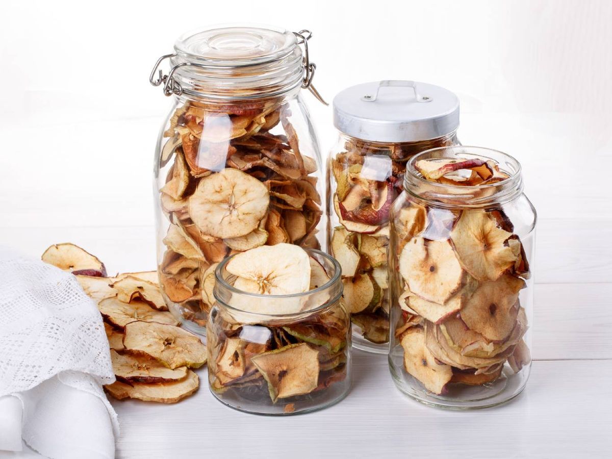 Tarros con fruta deshidratada lista para conservar durante meses.