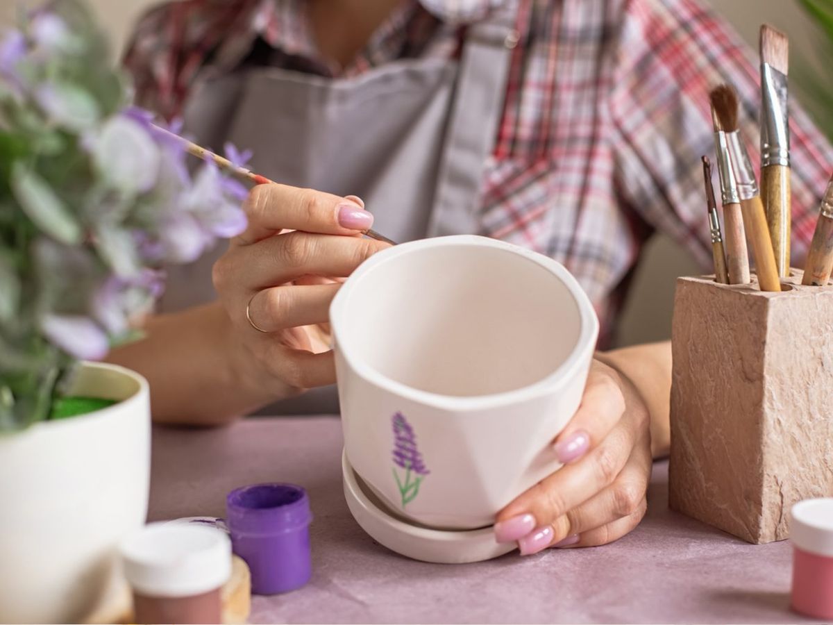 Adorna las macetas con pintura