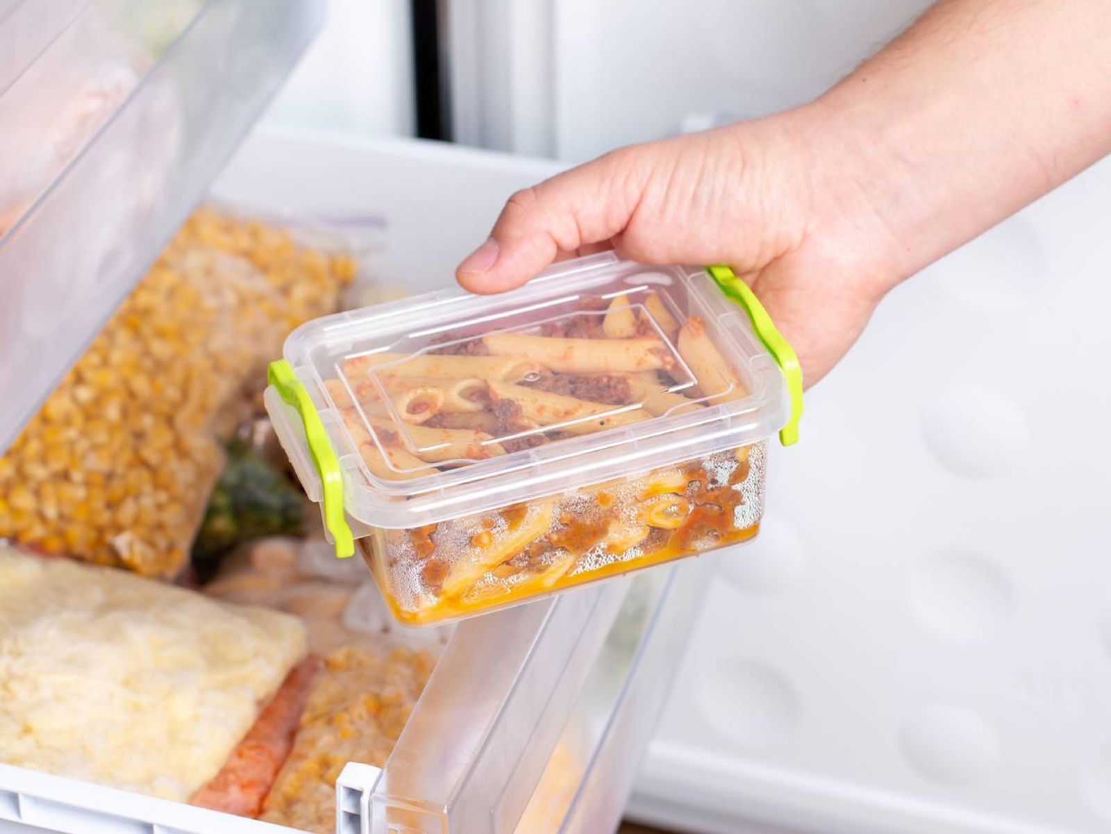 La pasta cocida se puede congelar en recipientes herméticos, bien enfriada y en porciones individuales. La pasta cocida se puede congelar en recipientes herméticos, bien enfriada y en porciones individuales.
