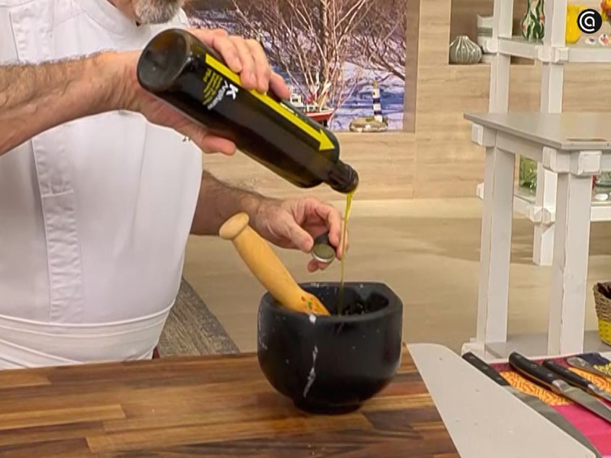 El majado de ajo, perejil, limón y aceite se prepara en el mortero para dar sabor a los gambones.