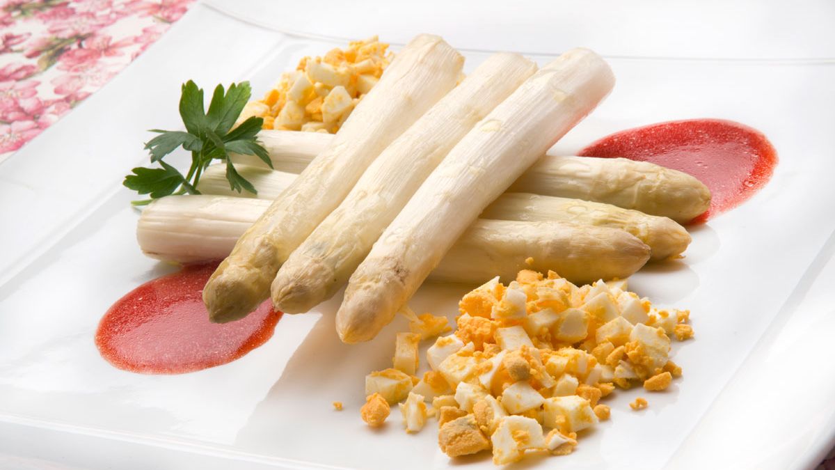 Espárragos al horno con salsa de fresas