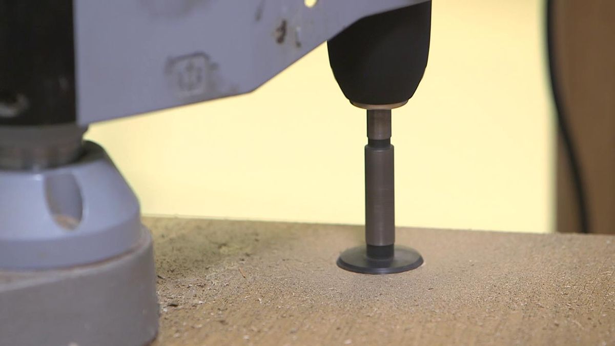 Como convertir una puerta abatible en una puerta corredera paso 3