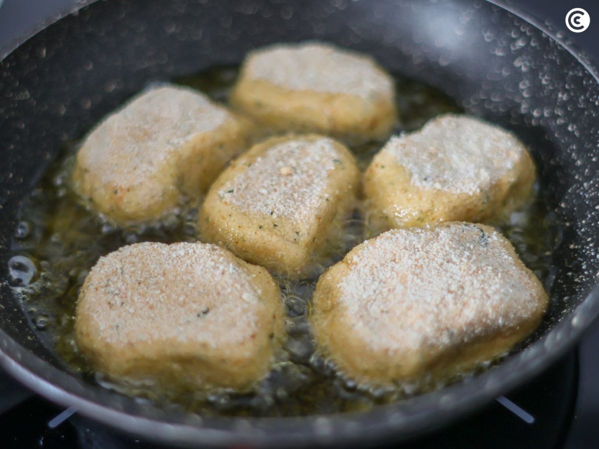 Freír los nuggets veganos